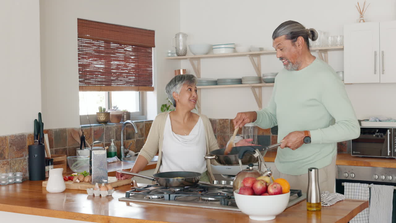 Cucina, aiuto e cibo con coppia anziana in cucina