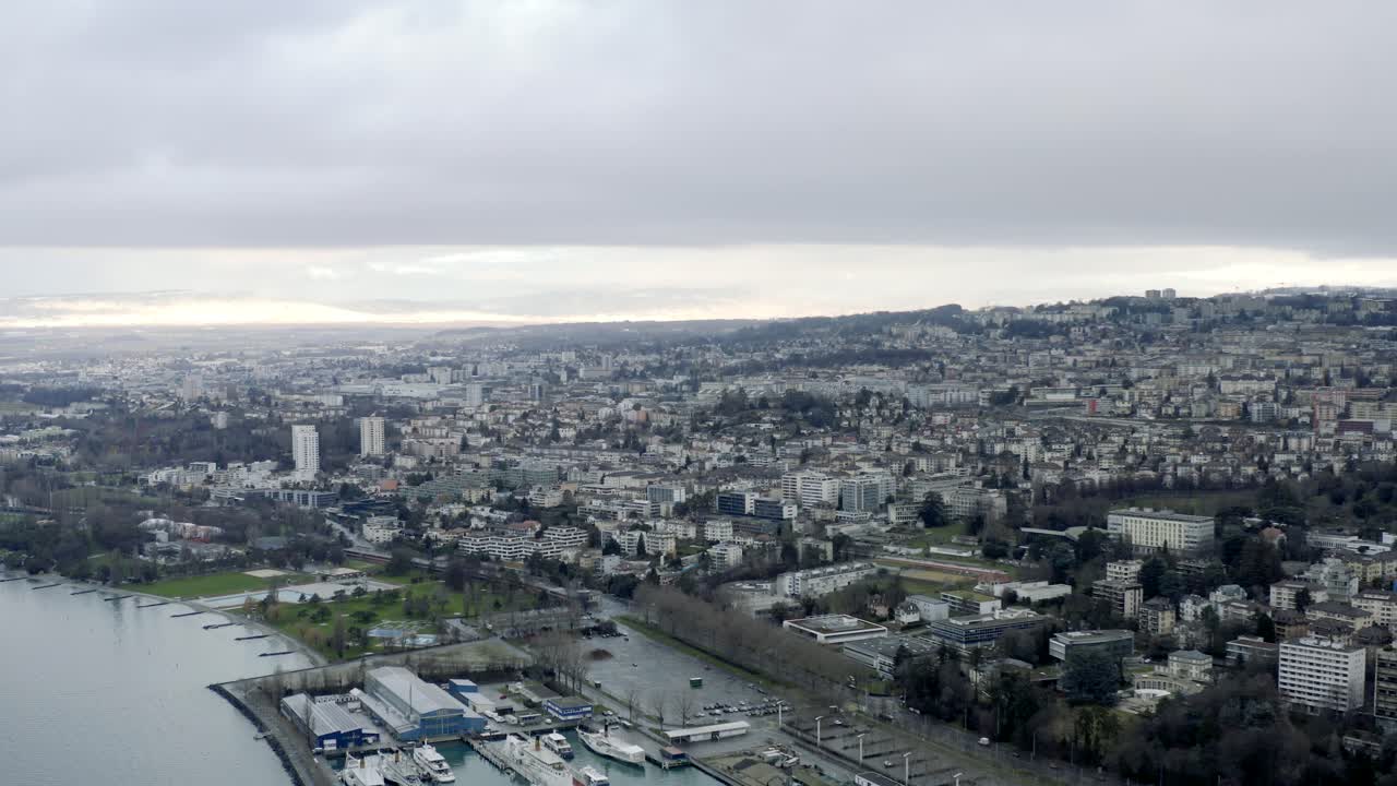 antena de drones del hermoso centro de la ciudad suiza de lausana ubicado en el lago de ginebra en suiza durante el invierno, europa