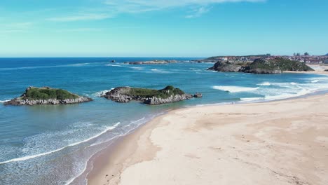 Landschaft-Aus-Sand-Und-Felsen-Am-Strand