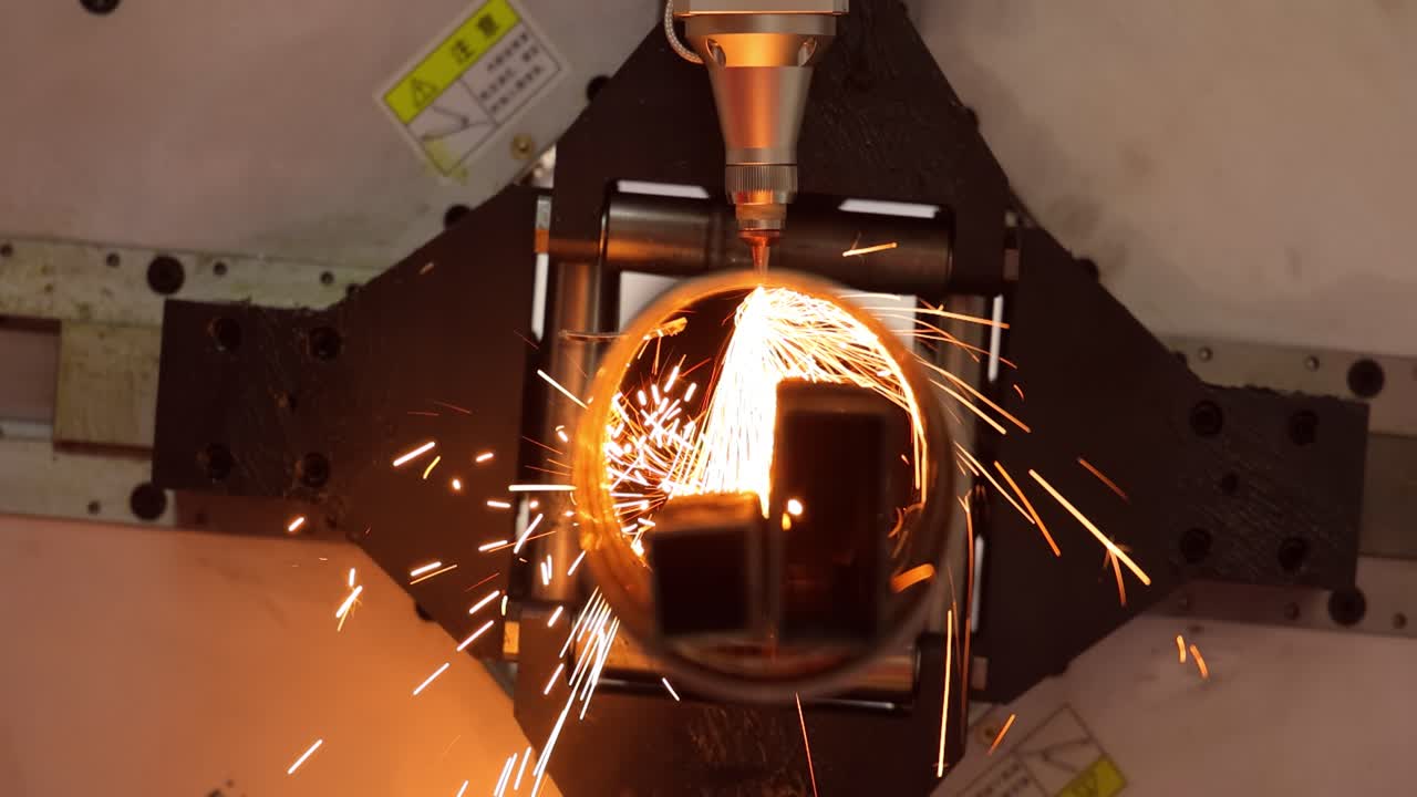Taglio laser CNC di metallo, moderna tecnologia industriale.