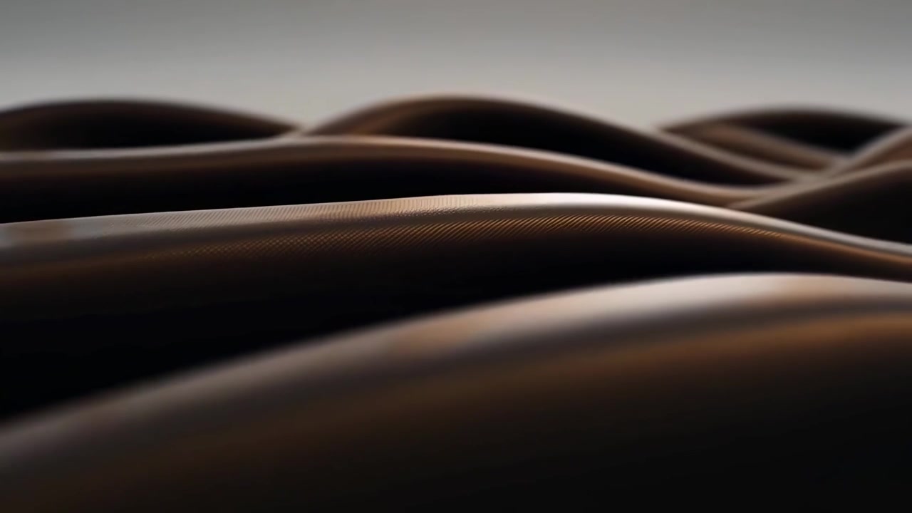 Vagues abstraites et lisses de tissu sombre avec une lumière dorée