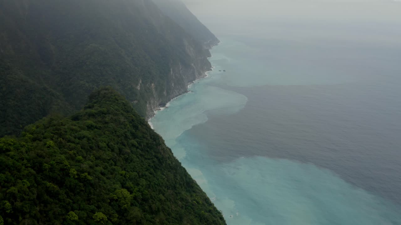 vista aérea sobre los acantilados nublados de qingshui taroko gorge condado de hualien