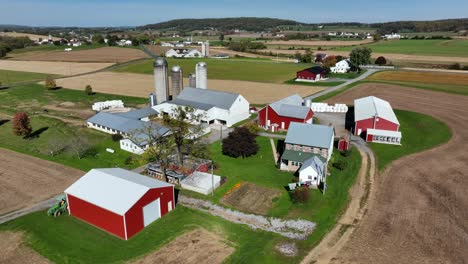 Rote-Farm--Und-Scheunengebäude