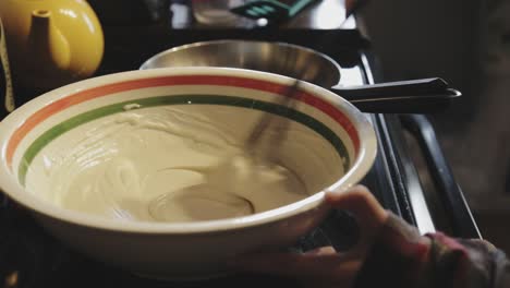 Mezclar-Bien-La-Masa-Para-Panqueques-Con-Un-Batidor-De-Huevos-En-Un-Tazón-Hasta-Que-Quede-Suave---Primer-Plano