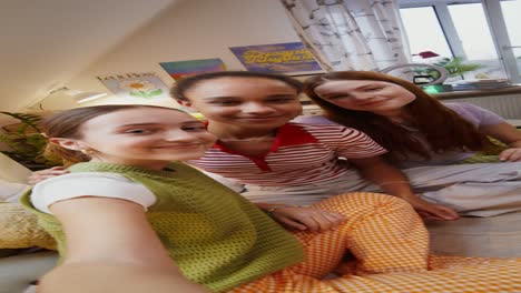 tres adolescentes posando para una selfie en su dormitorio