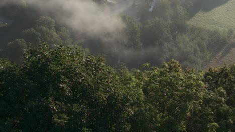 nubes bajas en el castillo de walzin dinant bélgica durante el amanecer, aero