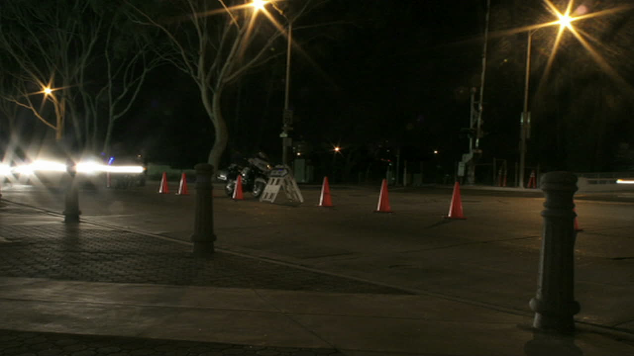los vehículos aceleran a lo largo de una carretera por la noche en un lapso de tiempo