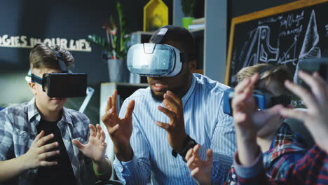 students and teacher experiencing vr technology