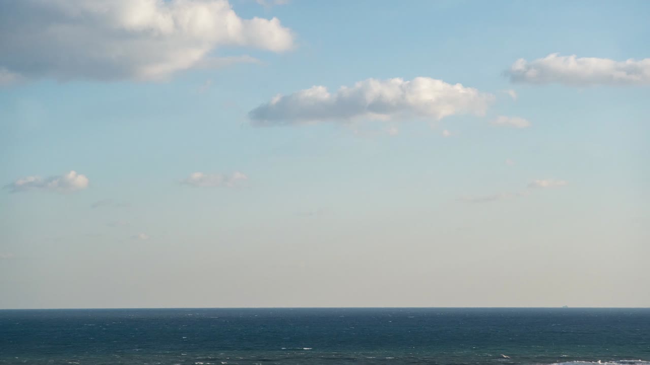 해가 지거나 새벽에 은 하늘에서 오른쪽에서 왼쪽으로 끊임없이 루프로 흐르는 바다에 있는 구름의 끊임없는 uhd 시간 경과