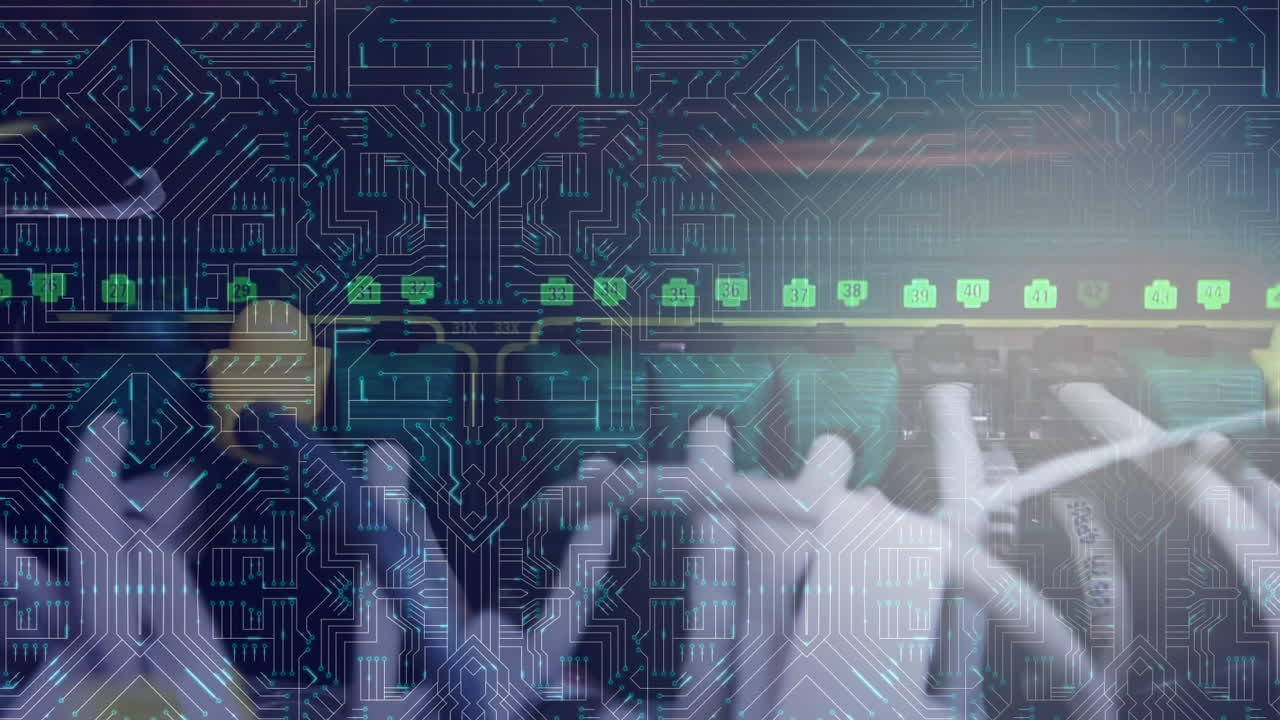 빛나는 메인보드가 전면으로 움직이는 동안 컴퓨터 서버 방의 케이블