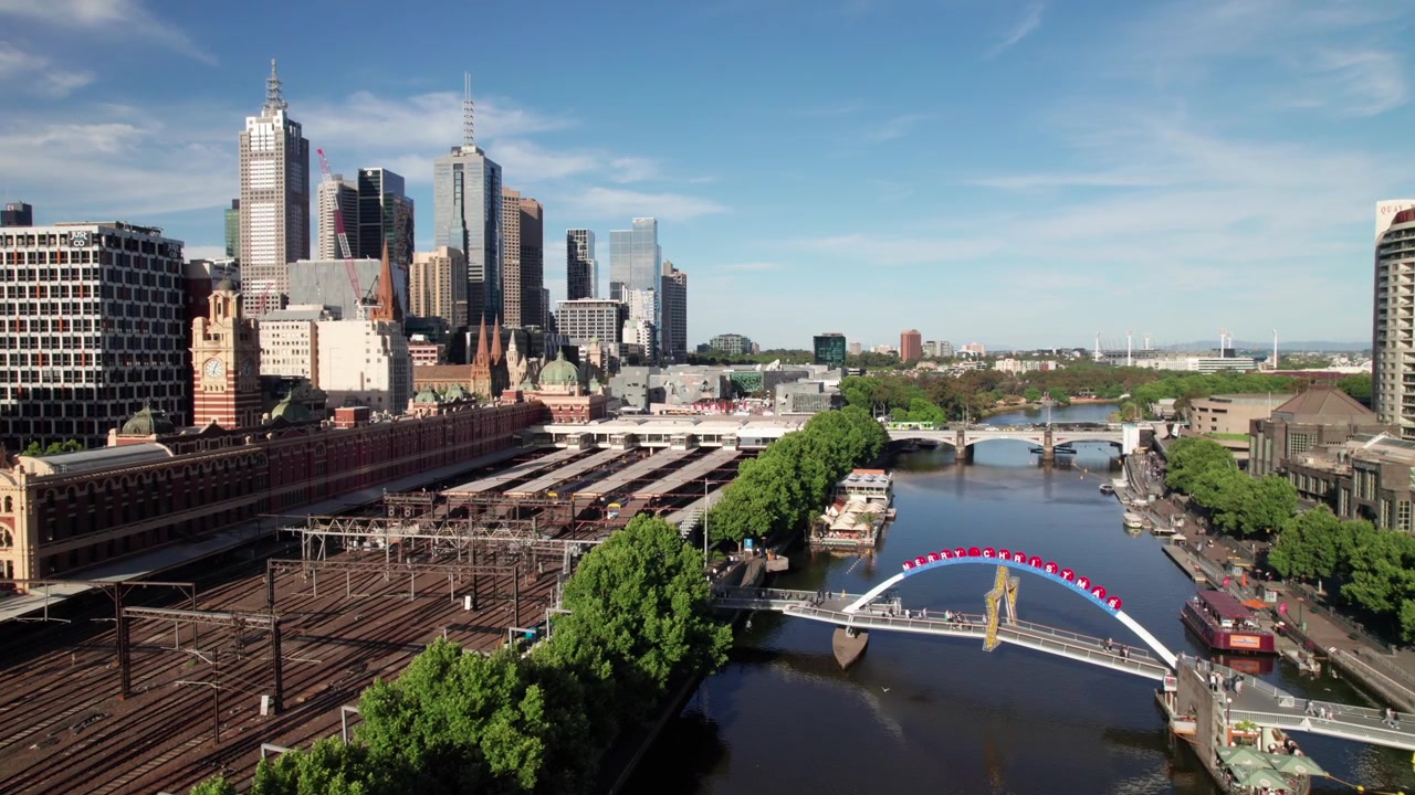 Ponte Prince e Estação Ferroviária Flinders Street, tomada aérea de qualidade do Distrito Central de Negócios de Melbourne, 4K