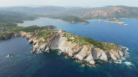 Acantilados-Rocosos-De-Capo-Malfatano-En-La-Costa-Sur-De-Cerdeña,-Italia---4k-Círculos-Aéreos