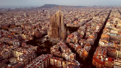 una toma cinematográfica en cámara lenta del horizonte de barcelona, con la catedral de la iglesia de la sagrada familia