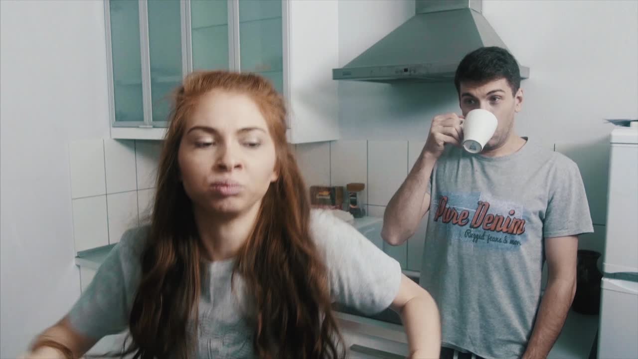 una pareja tomando café en la cocina.
