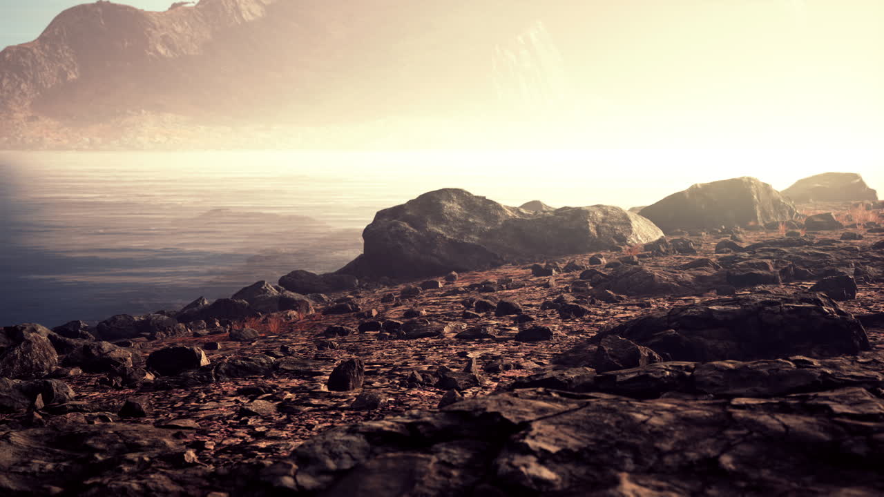 호수 에서 반사 되는 안개 가 가득 한 산 들 의 아름다운 전망