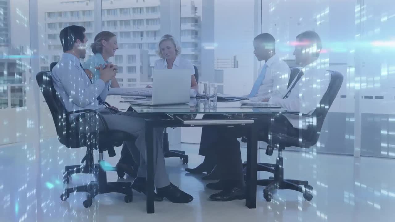 사무실에서 회의에서 다양한 사업가들에 대한 모자이크 사각형과 함께 여러 스크린