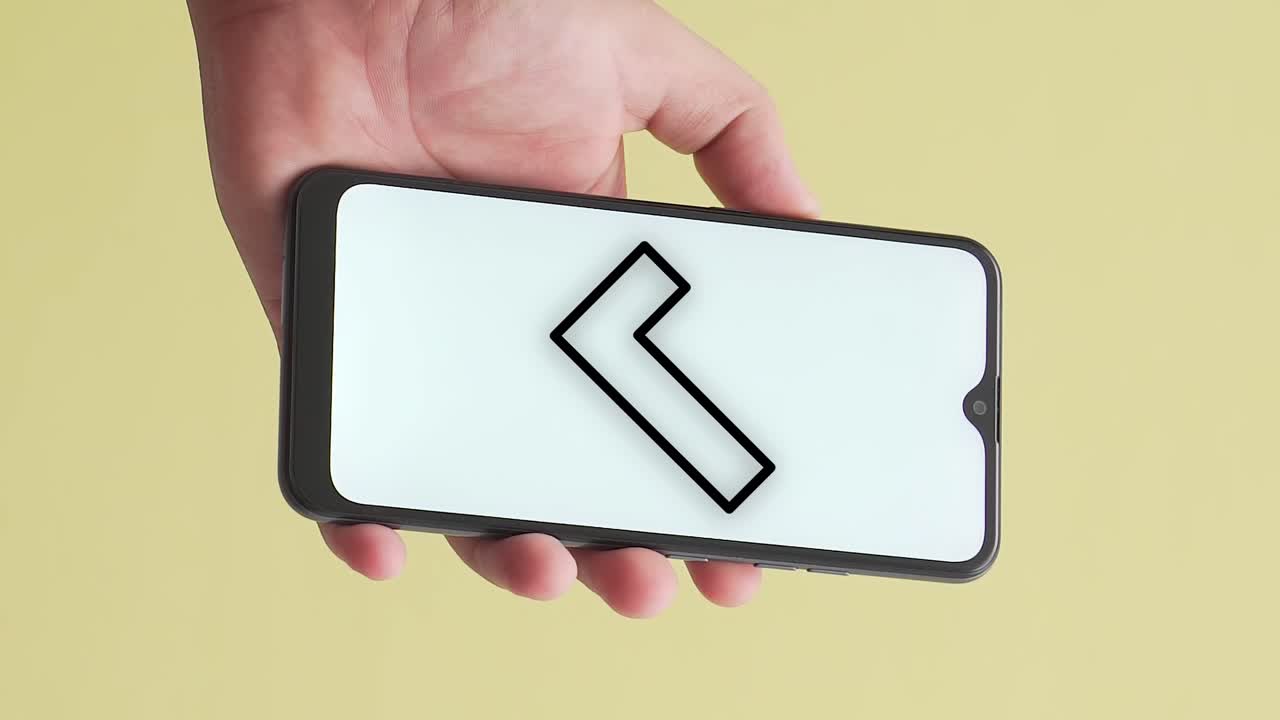 mano masculina sostiene la pantalla del teléfono que muestra la marca de verificación, primer plano vertical