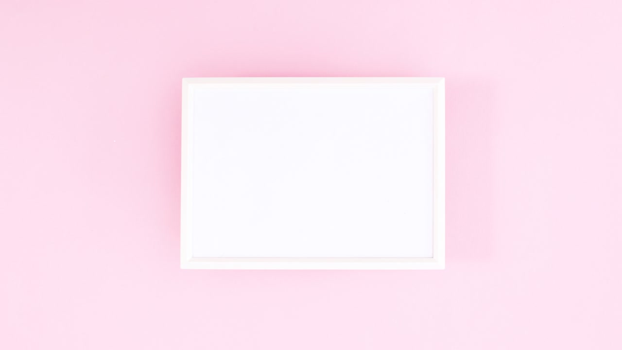 발렌타인 데이의 심장은 텍스트의 프레임 주위에 나타납니다. 움직임을 멈추십시오.