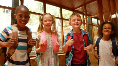 escolares de pie juntos en el corredor de la escuela primaria 4k
