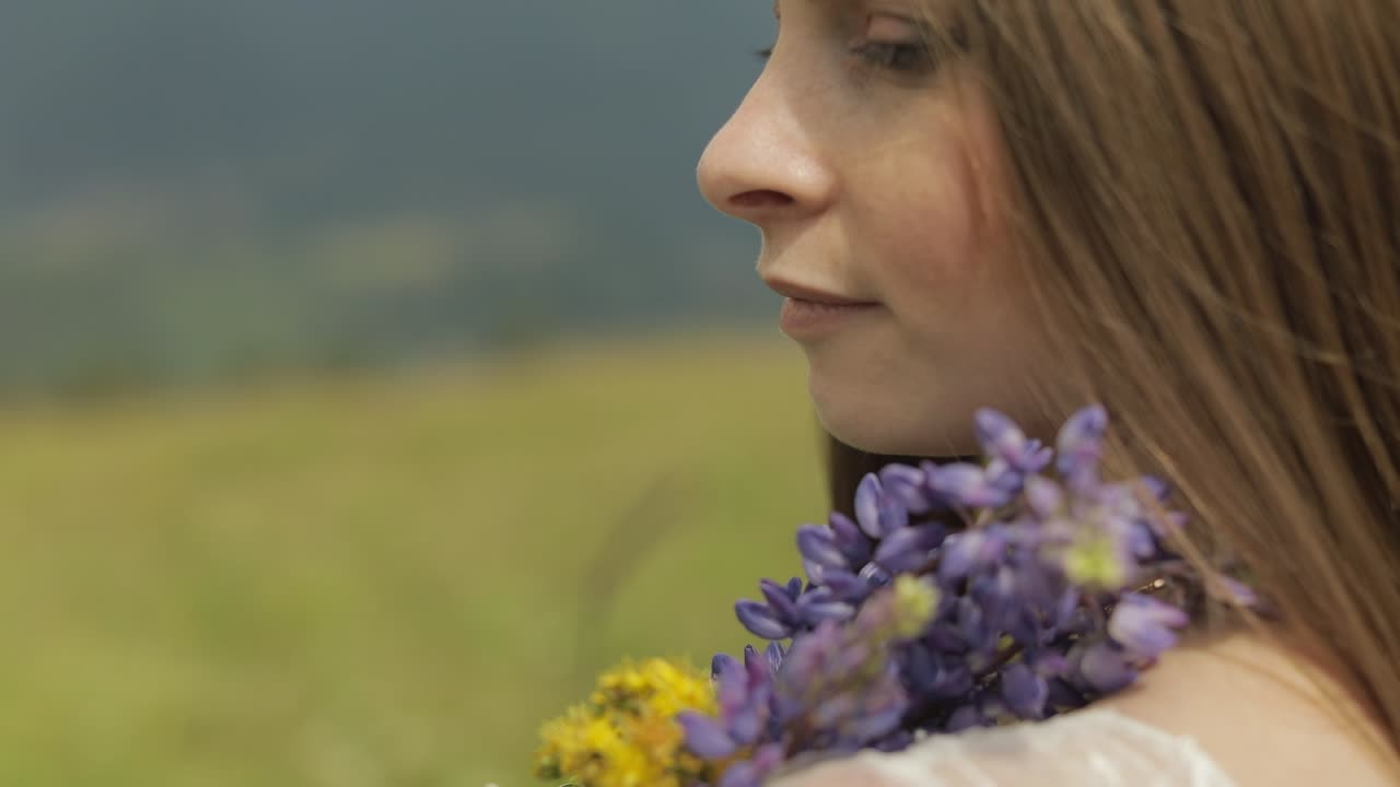 hermosa mujer con una corona de flores en un campo