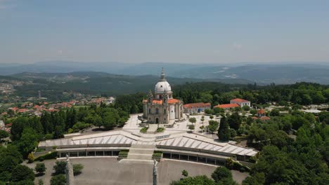 vista aérea: la brillante cúpula del santuario de sameiro en medio del verde paisaje de braga