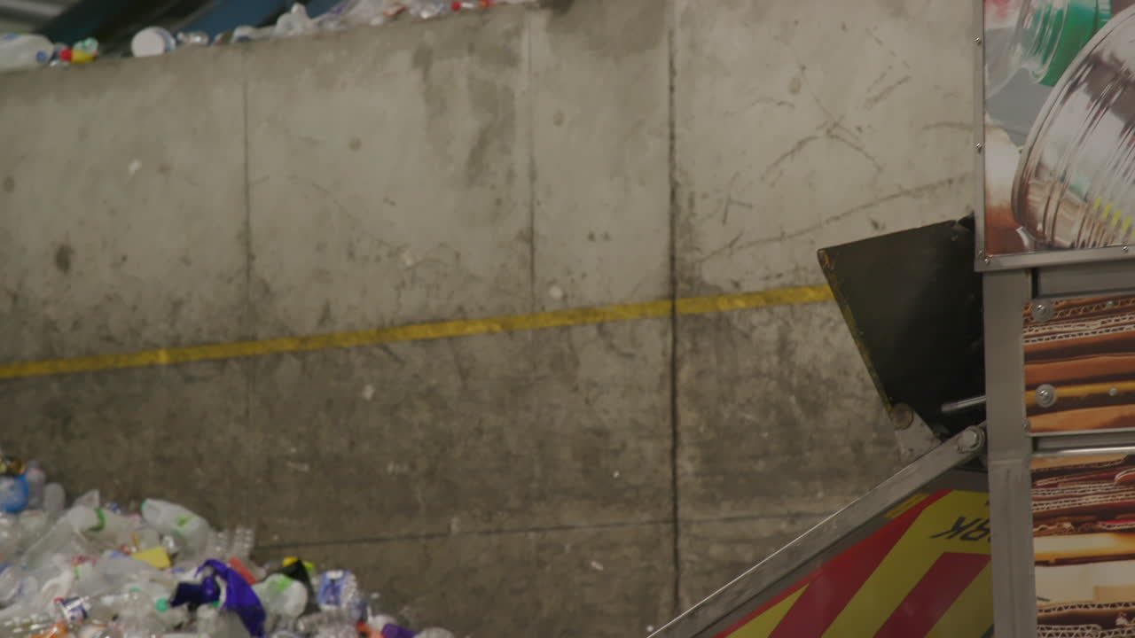 botellas de plástico y latas de aluminio caen por la parte trasera de un camión de reciclaje en cámara lenta