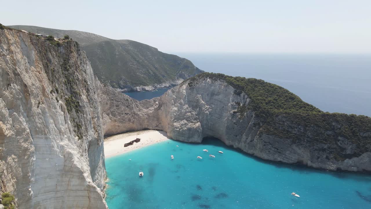 drone disparado desde uno de los puntos de vista más famosos de grecia en zakynthos la playa de naufragios