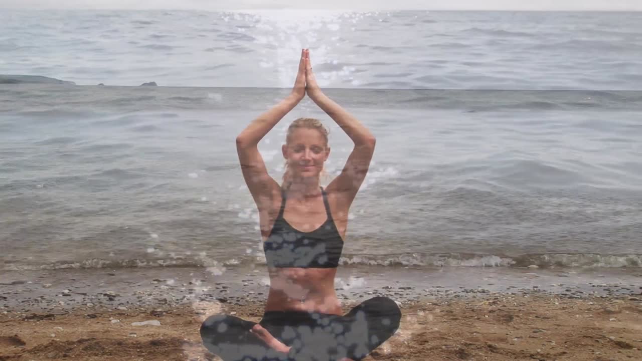 animación del mar sobre una mujer caucásica practicando yoga y meditando
