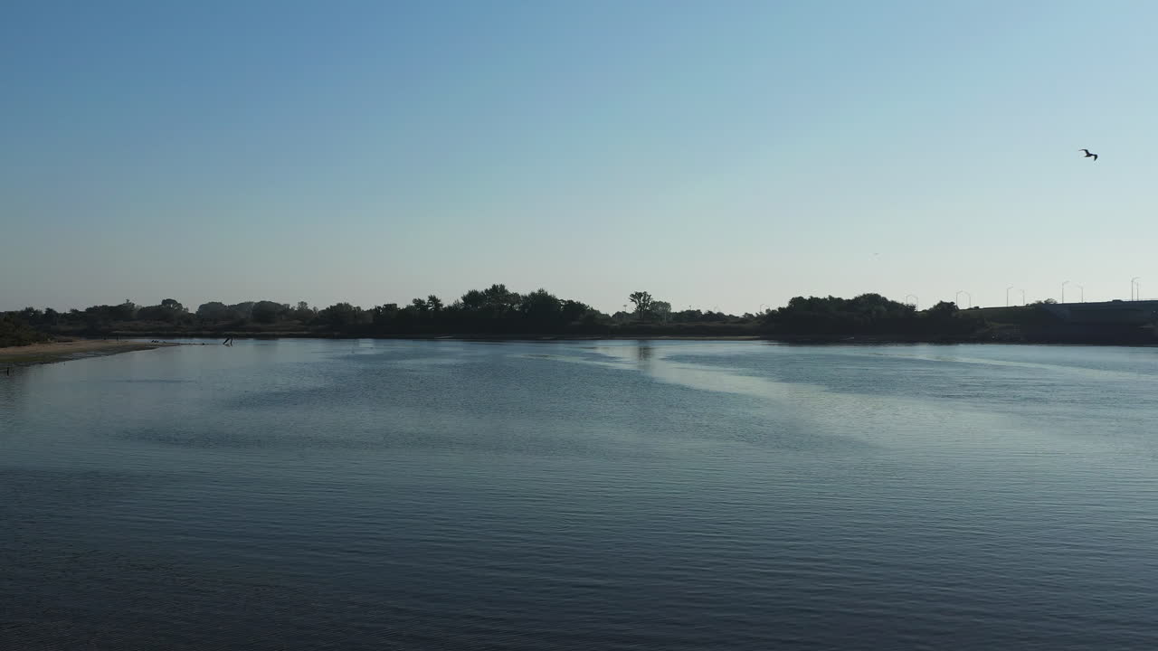 느린 극적인 무인 항공기 이륙 - 뉴욕 브루클린의 쉘 뱅크 크릭에서 작은 보트 위로 비행