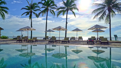 hermosa sombrilla y silla alrededor de la piscina en el hotel y resort - concepto de vacaciones