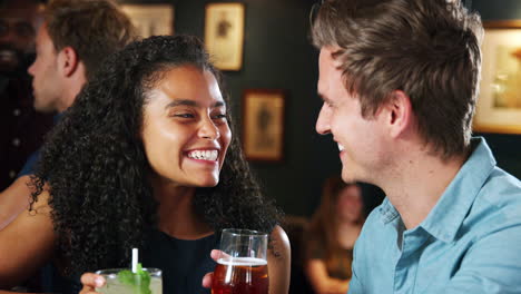 Pareja-Joven-En-Una-Cita-Para-Tomar-Una-Copa-En-Un-Bar-De-Cócteles