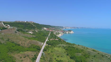 costa del mar negro con montañas