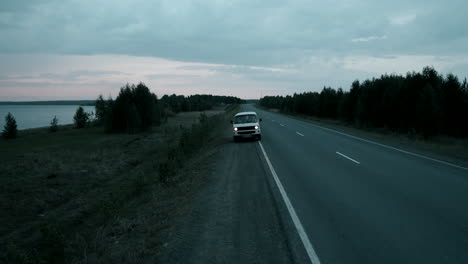 Furgoneta-Haciendo-Una-Parada-Al-Lado-De-La-Carretera