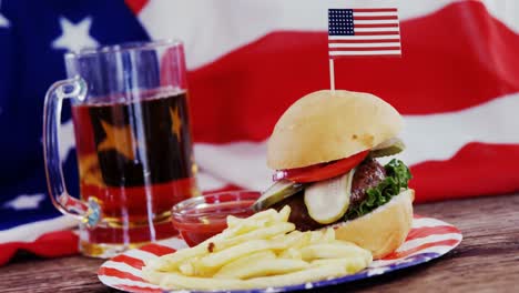 hamburguesa en una mesa de madera con tema del 4 de julio