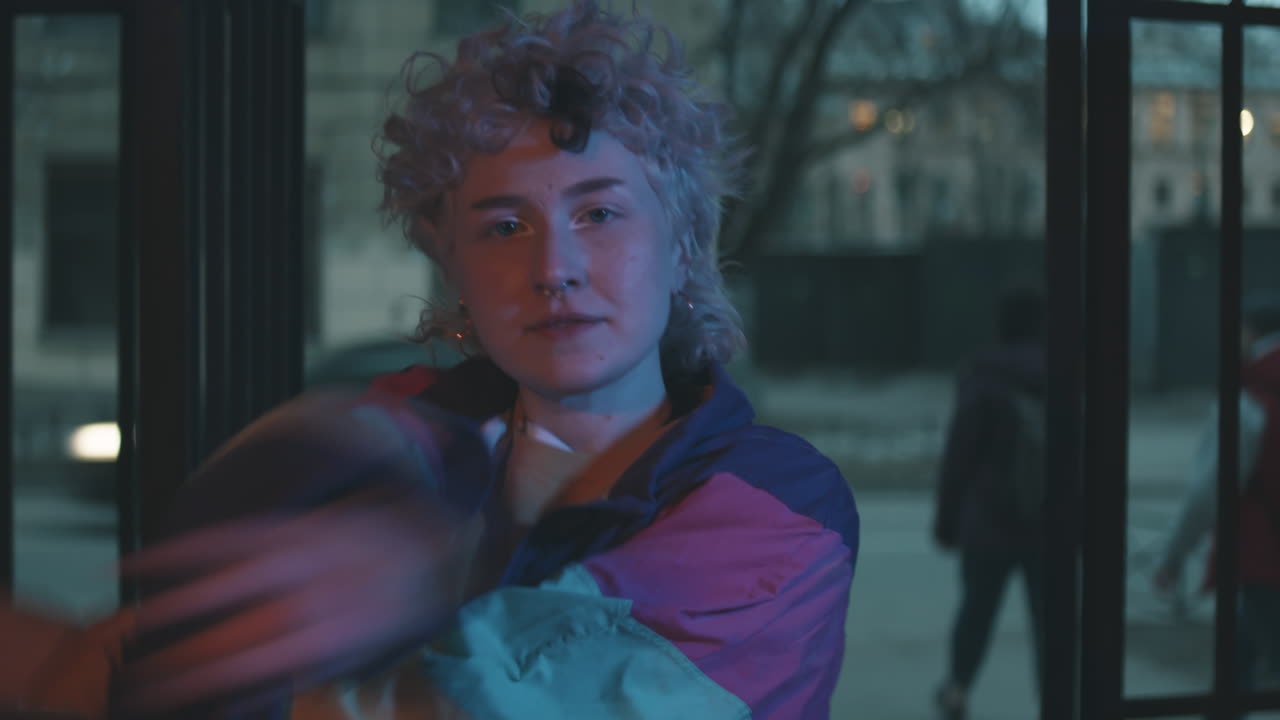 chica caminando en el patio y bailando a la cámara