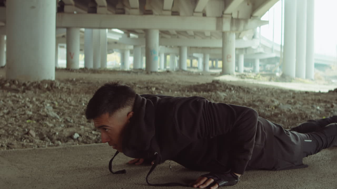 hombre haciendo flexiones en la calle urbana