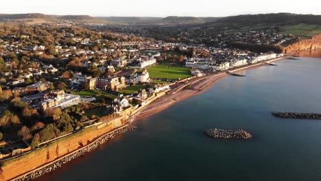 vista de drones afueras ciudad rural costa inglaterra en otoño