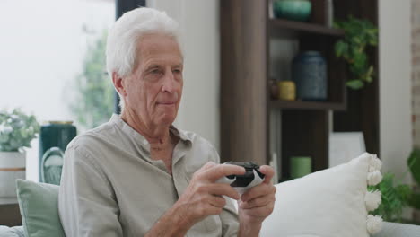 un anciano jugando videojuegos en casa.