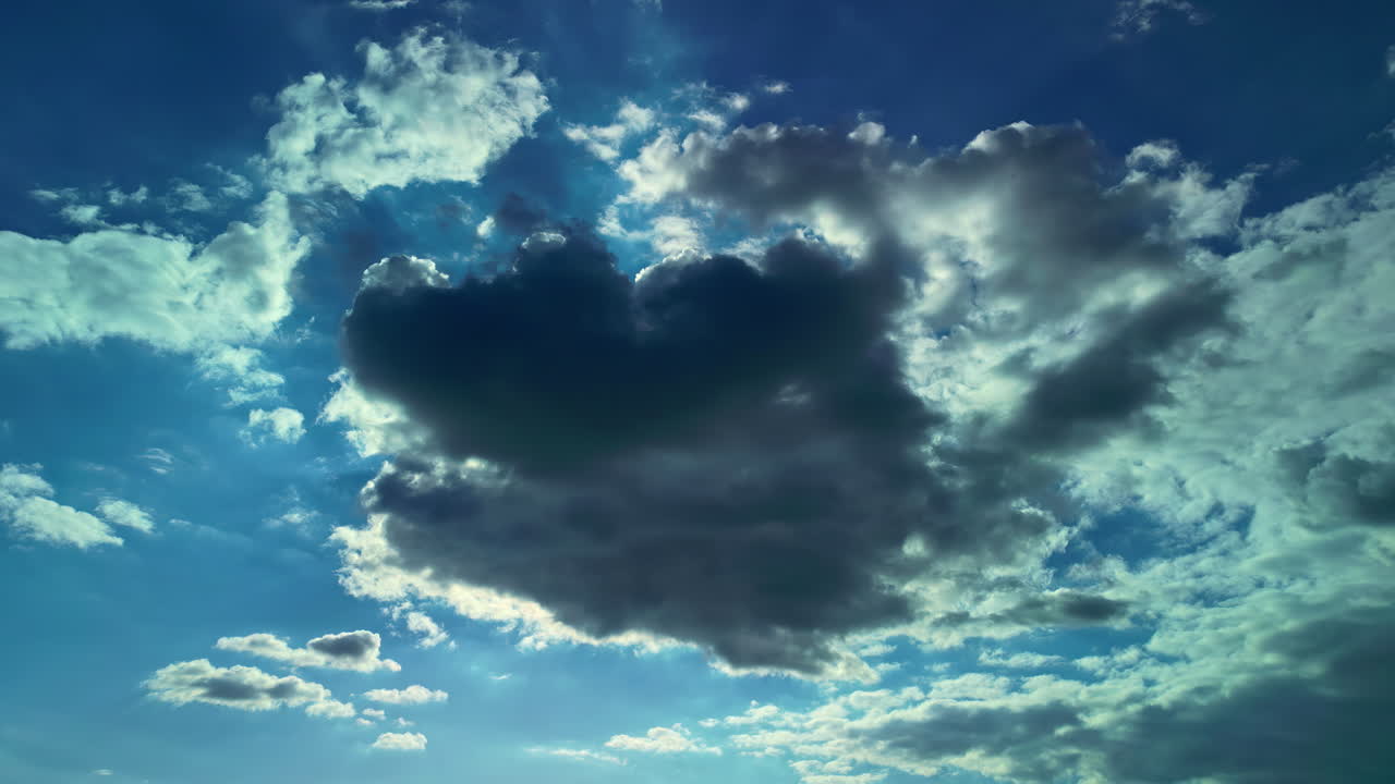 지평선 위의 희미한 구름이 가득한 하늘 뒤의  ⁇ 빛