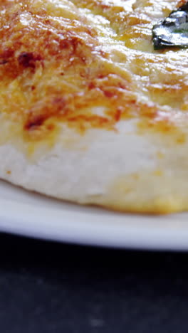 pizza al horno servida en un plato