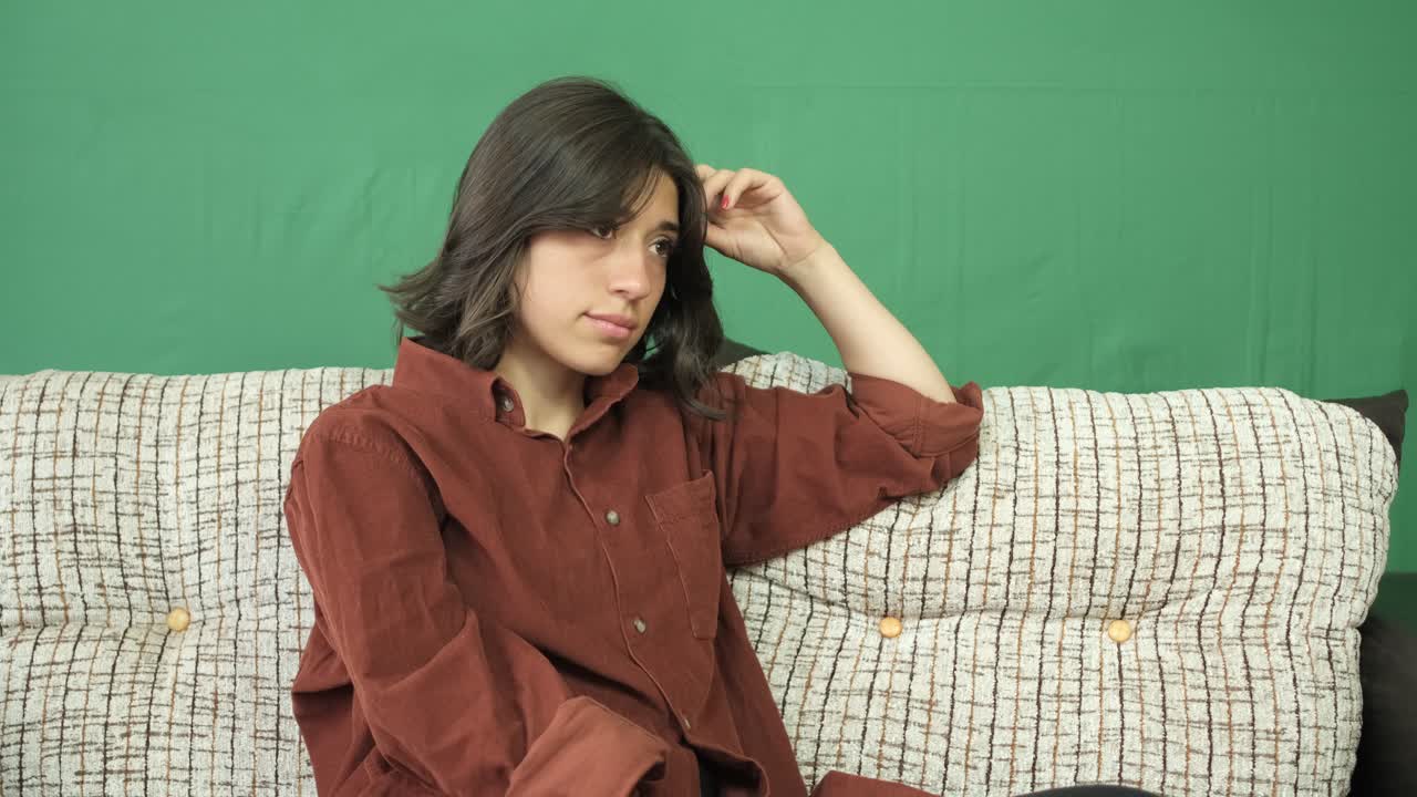 소파 에 앉아 있는 여자