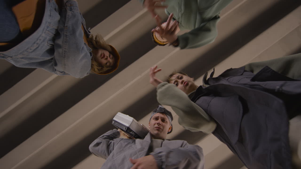 춤추는 사람들의 낮은 시각