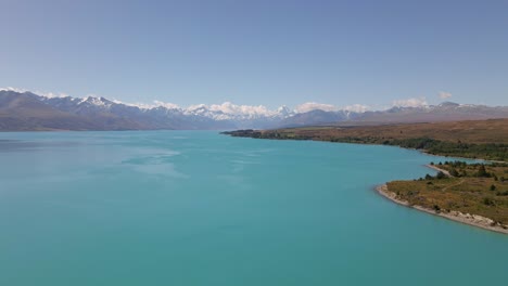 Parallaxen-Drohnenaufnahme-Des-Atemberaubenden-Mount-Cook-Hinter-Dem-Pukaki-See-An-Einem-Sonnigen-Sommertag