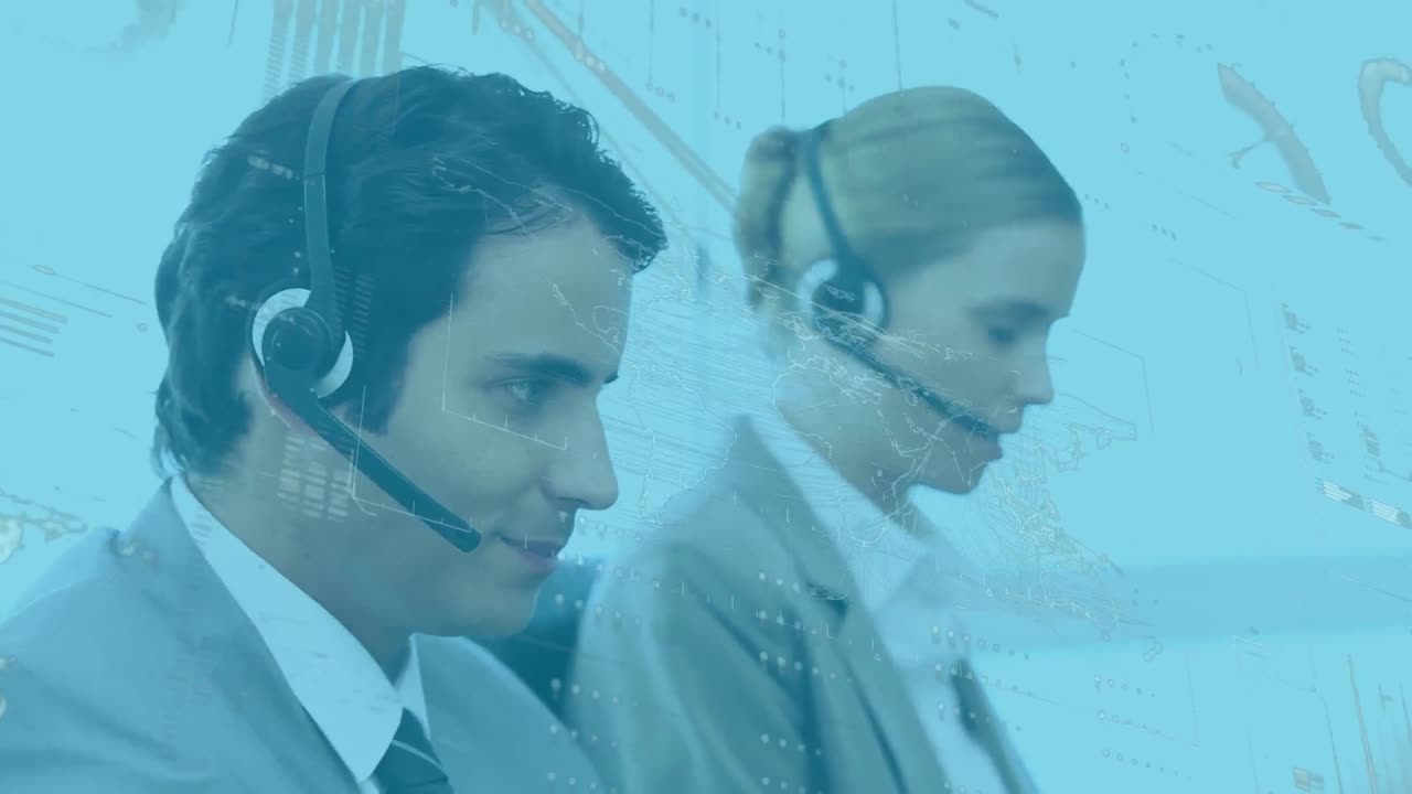 animación de un grupo de trabajadores de centros de llamadas multiétnicos que usan auriculares y usan computadoras en las oficinas