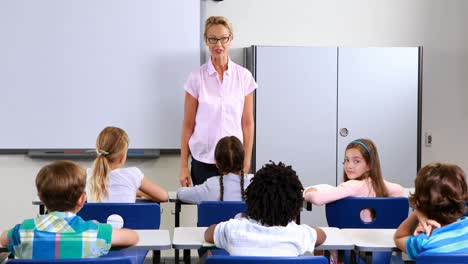 niños de la escuela levantando la mano en el aula