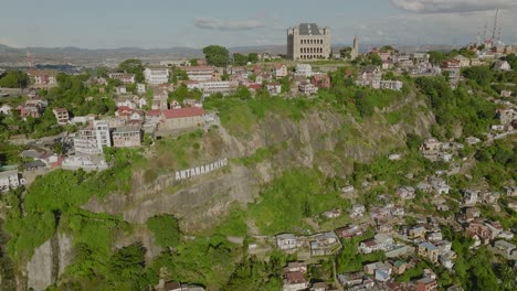 Antananarivo---Plano-General-Con-Rova-En-La-Colina---Imágenes-Aéreas