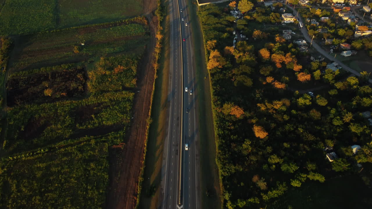 자메이카 고속도로 교통의 공중 촬영