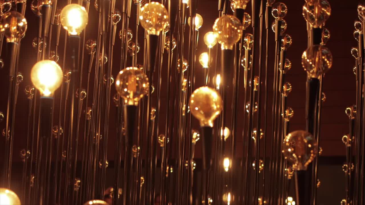明暗が変化する温かい光の電球