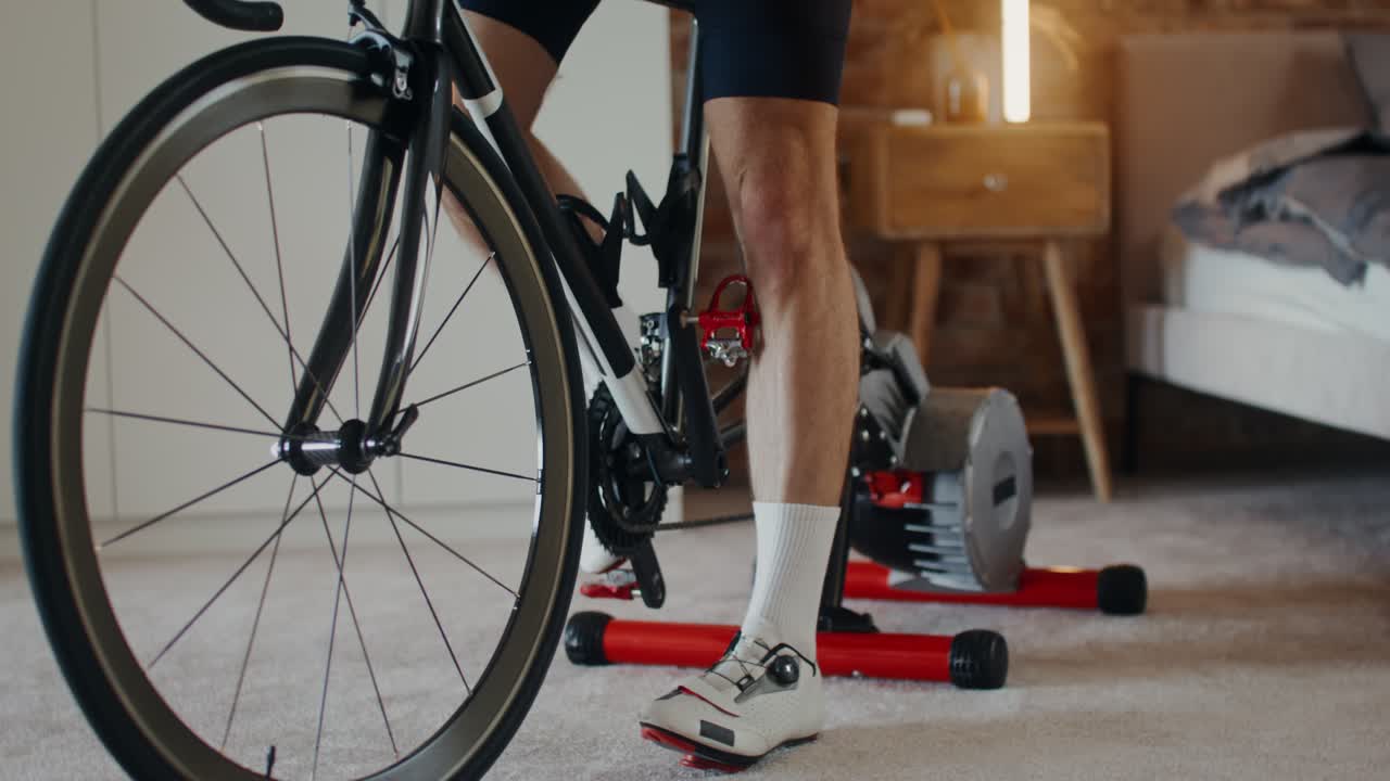 ejercicios de ciclismo en interiores en el hogar