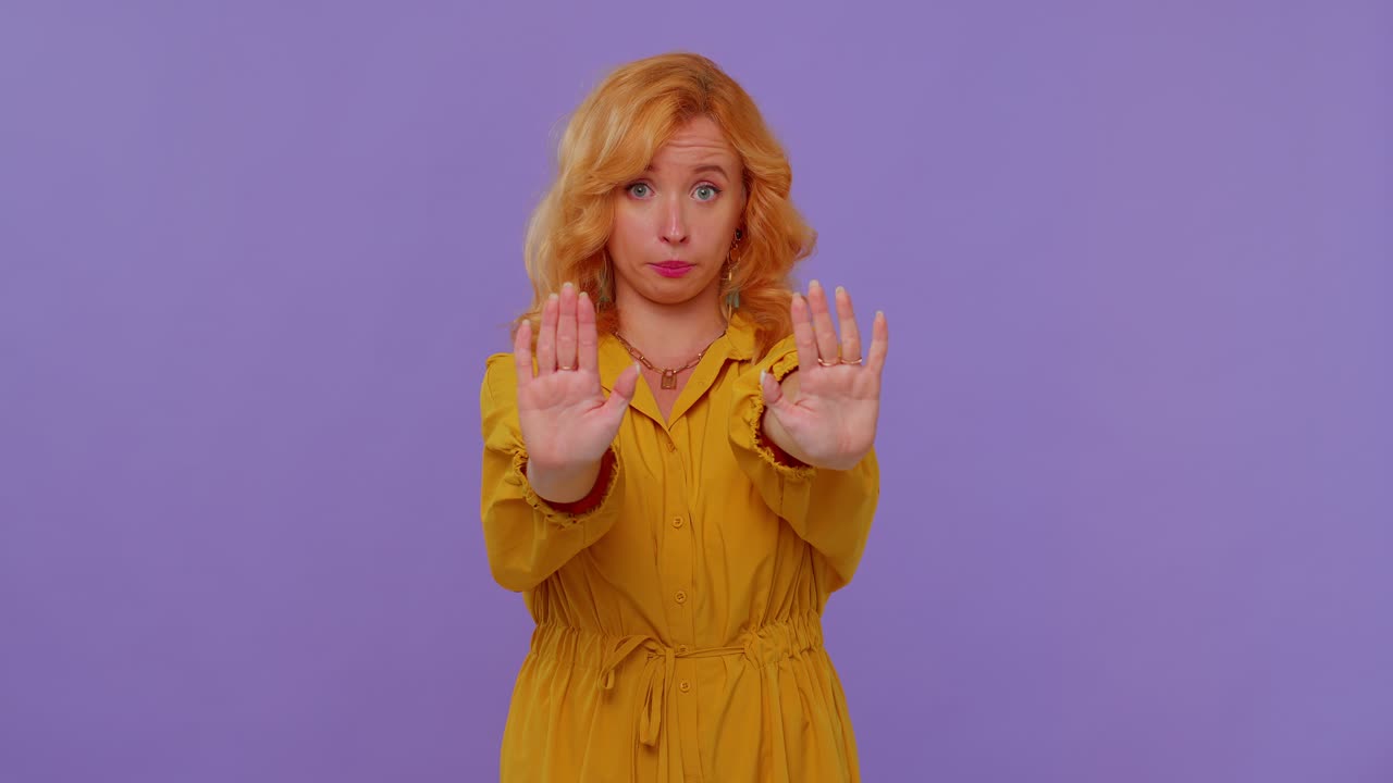 chica dice no sostiene la palma plegada manos cruzadas en gesto de parada, advertencia de final, acceso prohibido